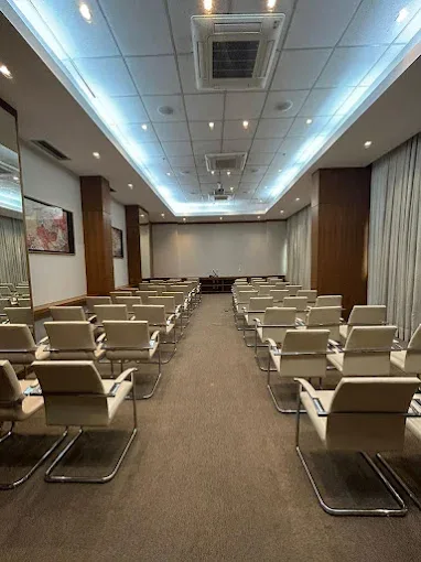 Sala preparada para reuniões e apresentações